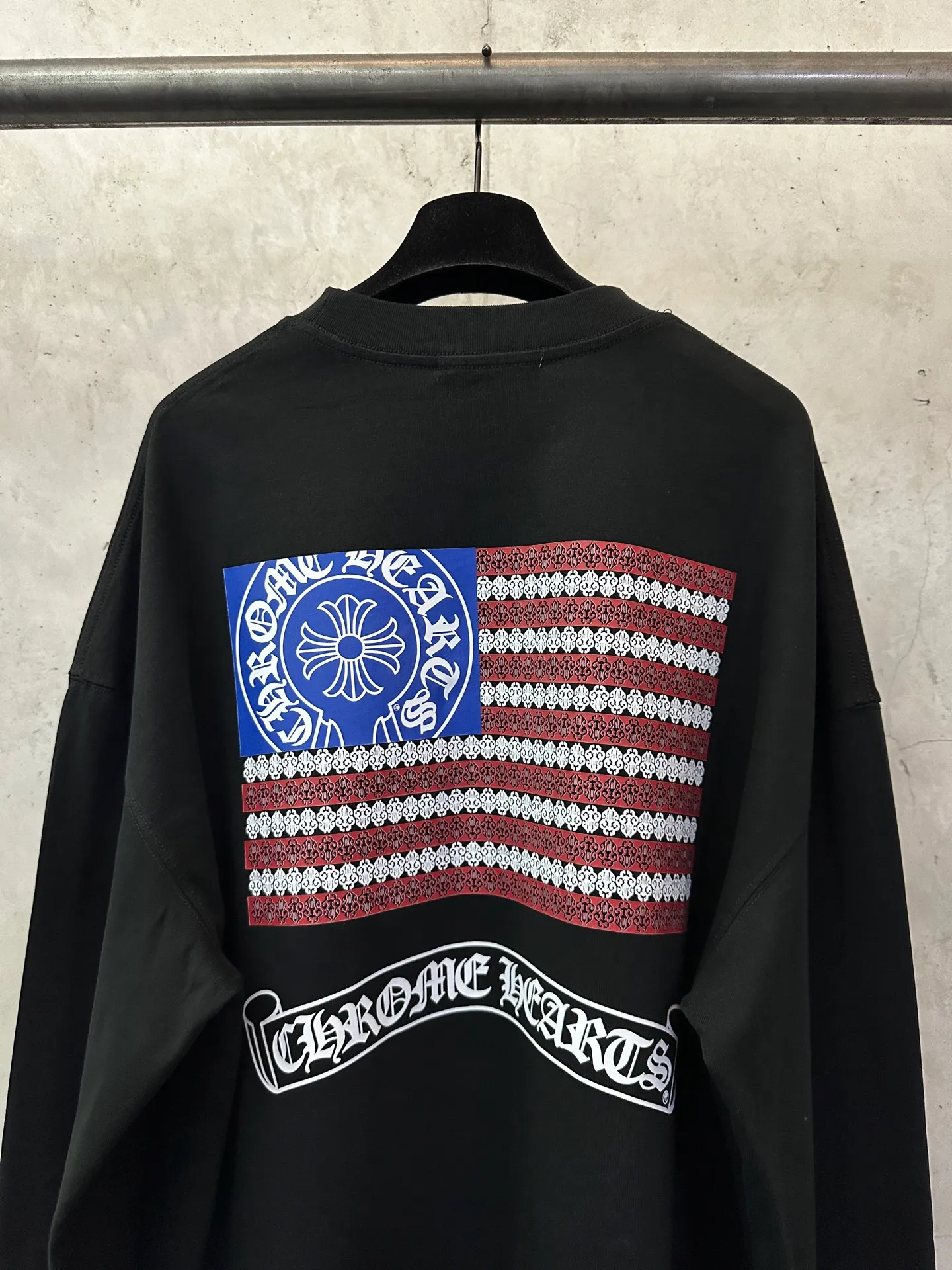 P320 Chrome Hearts 25ss Horseshoe Sanskrit flag printed round neck long-sleeved T-shirt. Fabric is high-definition, super heavyweight cotton, double yarn compact Xinjiang cotton. Weight: 320 grams. Clean cloth. Clear texture. Tight feel. Stiff. High color fastness. No deformation. No discoloration. Customized hardware. Thread. Accessories. Alignment. Same style for men and women. -Color: Black White -Size: XS S M L XL